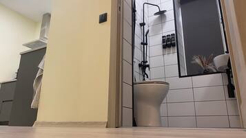 Dusche, Haartrockner, Handtücher, Seife