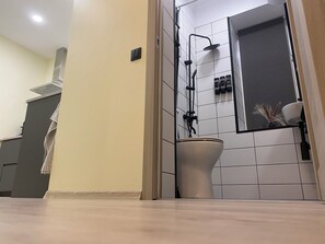 Ducha, secador de pelo, toallas y jabón