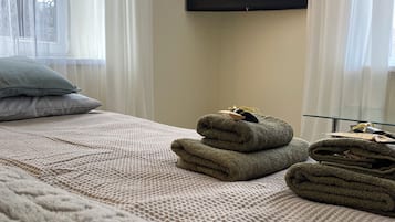 1 dormitori, planxa i posts de planxar, wifi i roba de llit