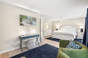 5 室のベッドルーム、デスク、アイロン / アイロン台、旅行用ベビーベッド