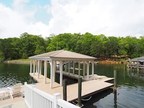 Marina - Paradise Found - Luxury Lakefront Retreat w/Dock, Fire Pit & Game Room Sleeps 12 (Mooresville)