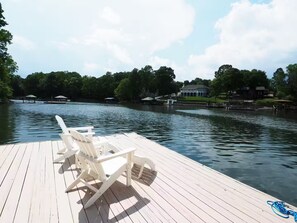 Property grounds - Paradise Found - Luxury Lakefront Retreat w/Dock, Fire Pit & Game Room Sleeps 12 (Mooresville)