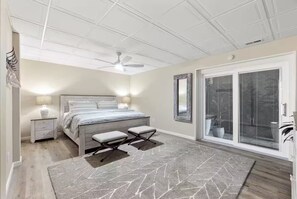 5 habitaciones, escritorio y tabla de planchar con plancha