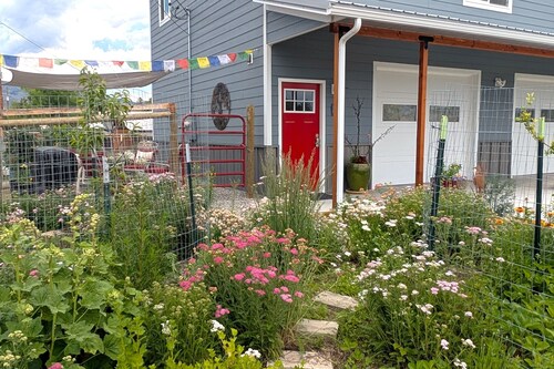 Heron House - spacious one bedroom guest apartment in Salmon.