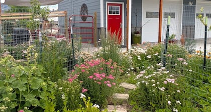 Heron House - spacious one bedroom guest apartment in Salmon.