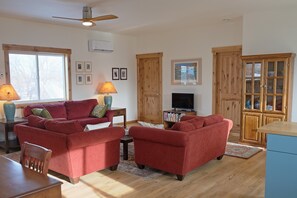 Smart TV, books - Heron House - spacious one bedroom guest apartment in Salmon. (salmon)