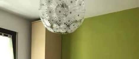 1 soverom, strykejern/-brett, internettilgang og sengetøy