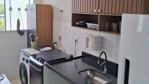 Een moderne keuken met een wasmachine, een spoelbak en een aanrecht.