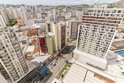 Studio Pet Friendly c Garagem e Varanda no Centro