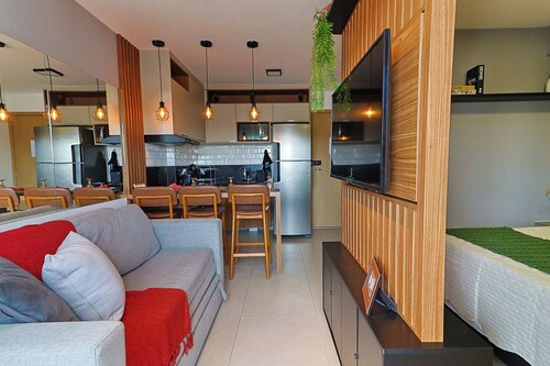 Studio Pet Friendly c Garagem e Varanda no Centro