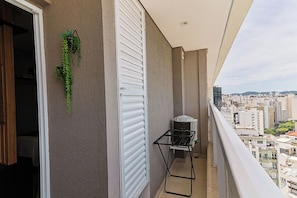 1 bedroom - Studio Pet Friendly c Garagem e Varanda no Centro (Juiz de Fora)