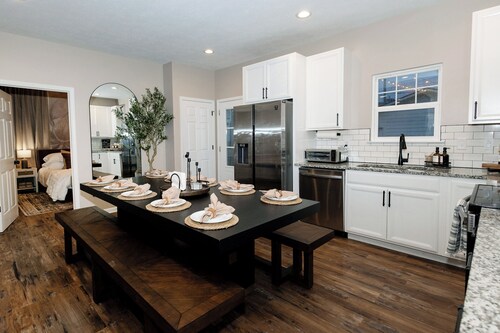 Brand New HGTV-Quality Family Retreat: Hot Tub, Sauna & Arcades