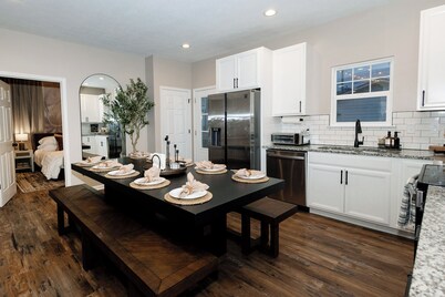 Brand New HGTV-Quality Family Retreat: Hot Tub, Sauna & Arcades