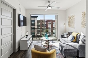 Smart TV - Luxury Chic Retreat (Frisco)
