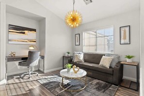 Télévision, cheminée, espaces bureaux