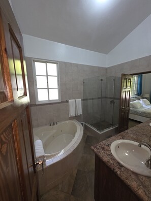 Jetted bath, towels, toilet paper - 3-bedroom villa in beautiful Sosúa with cool AC breeze (Sosúa)