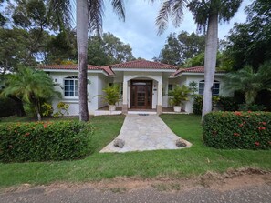 Exterior - 3-bedroom villa in beautiful Sosúa with cool AC breeze (Sosúa)