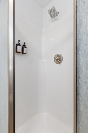 Shower, hair dryer, towels, shampoo - Amazing remodeled property in the Heart of Indy (Indianapolis)