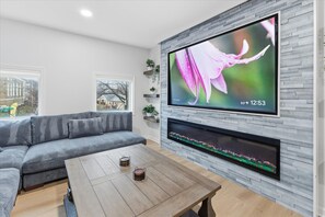 TV, fireplace, offices - Amazing remodeled property in the Heart of Indy (Indianapolis)