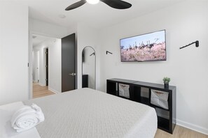 5 bedrooms, iron/ironing board, WiFi, bed sheets - Amazing remodeled property in the Heart of Indy (Indianapolis)