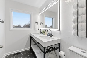 Shower, hair dryer, towels, shampoo - Amazing remodeled property in the Heart of Indy (Indianapolis)