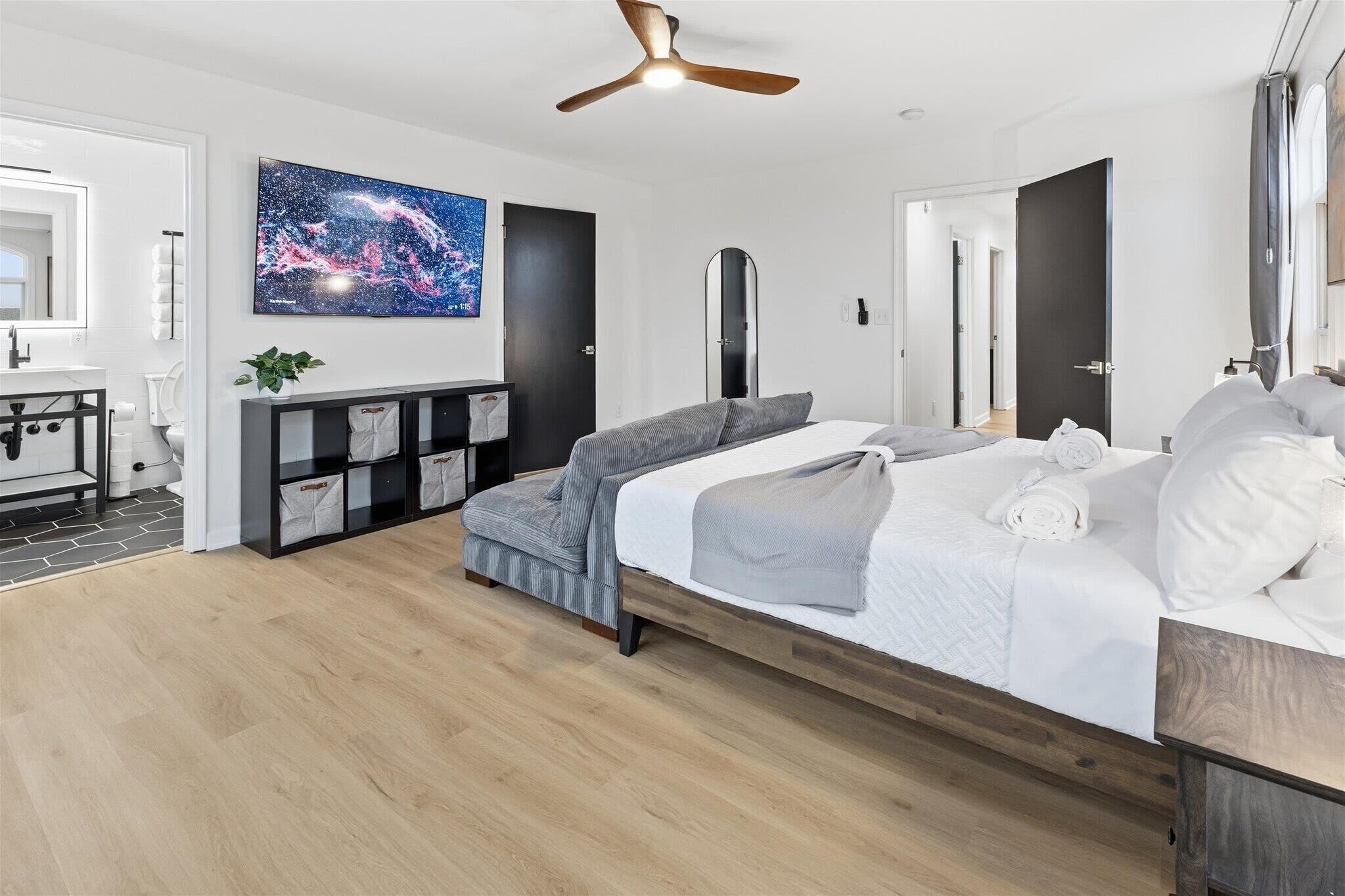 5 bedrooms, iron/ironing board, WiFi, bed sheets