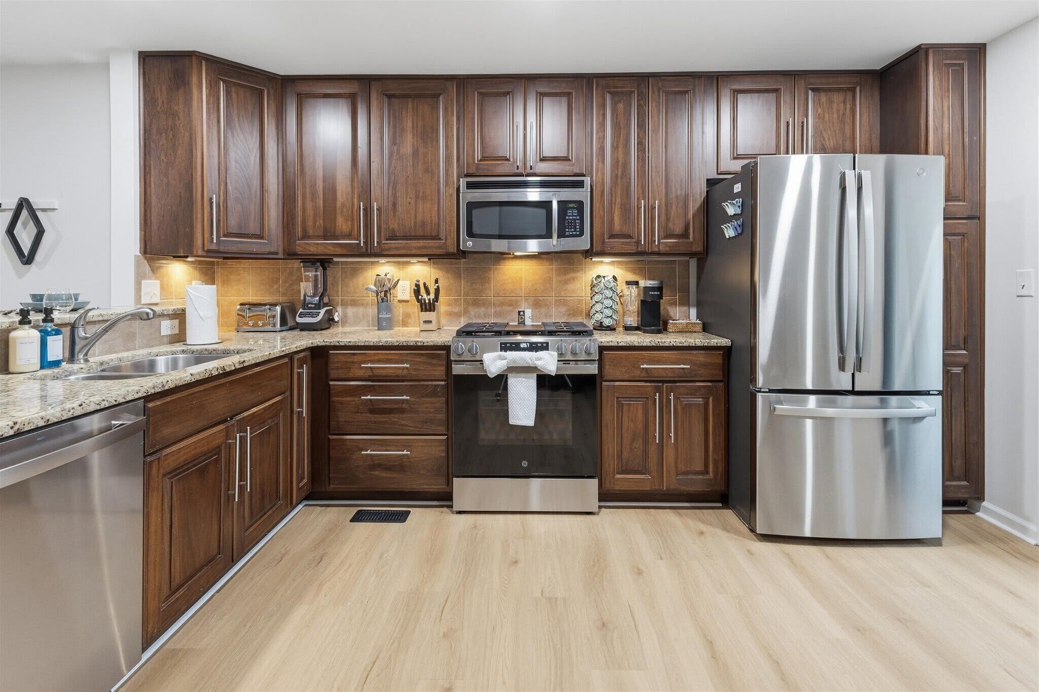 Frigorifero, microonde, forno, piano cottura