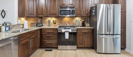 Frigorifero, microonde, forno, piano cottura