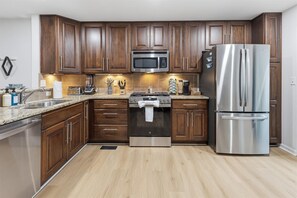 Coffee/tea maker, fridge, microwave, oven - Amazing remodeled property in the Heart of Indy (Indianapolis)