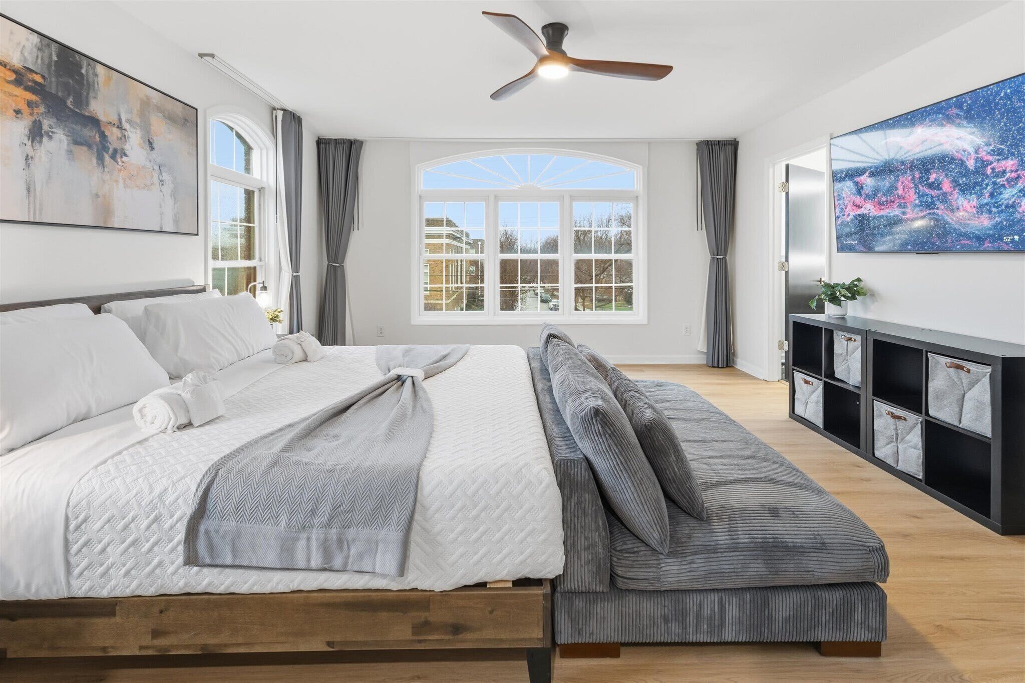 5 bedrooms, iron/ironing board, WiFi, bed sheets