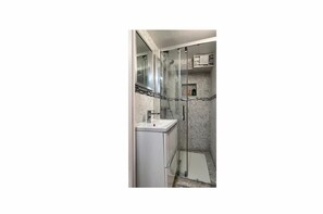 Hair dryer, towels, soap, toilet paper - Fantastic 1-bedroom apartment in enchanting 11 Arrondissement Paris (11 Arrondissement)