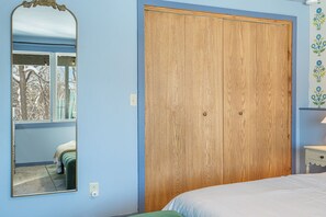 3 habitaciones, tabla de planchar con plancha y cuna de viaje 