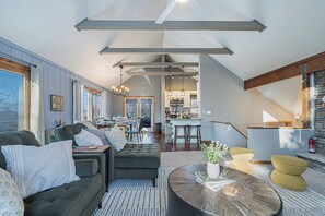 Smart TV, fireplace - Modern, Luxe Escape in The Galena Territory /  Hot Tub  /  Fire Pit  /  Games! (Galena)