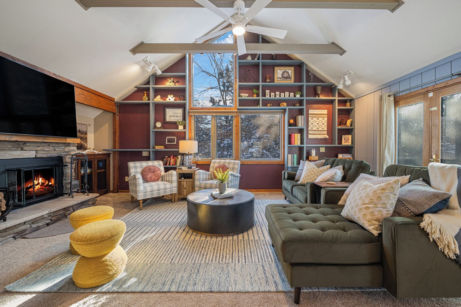 Smart TV, fireplace