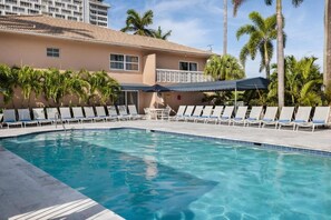 Pool - Conveniently located close to the beach, park, mall, restaurants and excitement! (Fort Lauderdale)