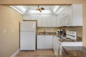 Private kitchen - Conveniently located close to the beach, park, mall, restaurants and excitement! (Fort Lauderdale)