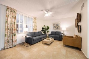 Living area - Conveniently located close to the beach, park, mall, restaurants and excitement! (Fort Lauderdale)