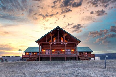 Montana Log Lodge Near Philipsburg | Sleeps 12