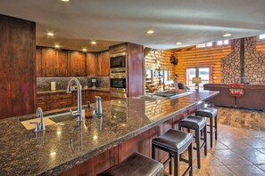 Lavavajillas, utensilios de cocina y mesa de comedor