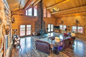 TV, fireplace - Montana Log Lodge Near Philipsburg | Sleeps 12 (Philipsburg)