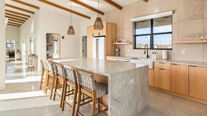 Private kitchen - Alba • Pool, Spa, Fire Pit and Outdoor Movies! (Joshua Tree)