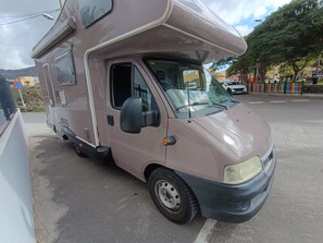 Ein stehender Wohnmobil auf einer Straße.
