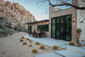 Outdoor dining - Boulders Gate • Luxury Pool Villa by National Park (Joshua Tree)