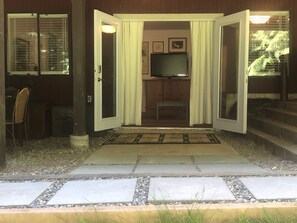 Interior - Cozy garden level suite near Stearman beach, the North Shore mountains and more! (West Vancouver)