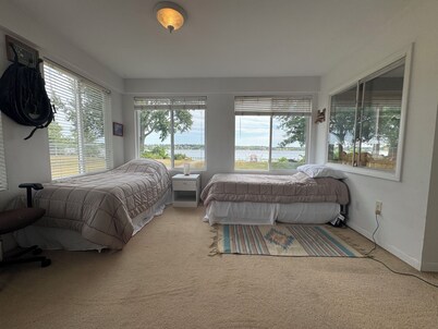 Spacious 5-bedroom house in Montrose with AC,  and room for the whole family.