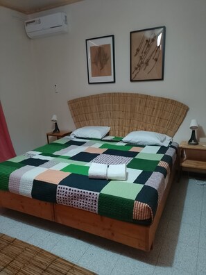 Iron/ironing board, Internet, bed sheets - Charming 3-bedroom apartment with AC in lively Praia (Praia)