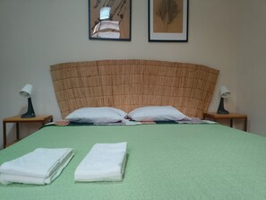 Iron/ironing board, Internet, bed sheets - Charming 3-bedroom apartment with AC in lively Praia (Praia)