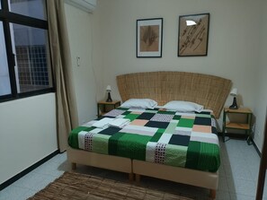 Iron/ironing board, Internet, bed sheets - Charming 3-bedroom apartment with AC in lively Praia (Praia)
