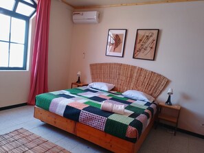 Iron/ironing board, Internet, bed sheets - Charming 3-bedroom apartment with AC in lively Praia (Praia)