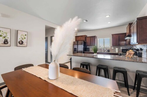 Modern 2BR/2BA Home • King Bed • Smart TVs (D)